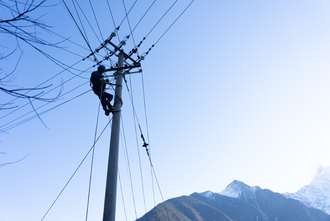 Wangden inspects power transmission lines in Yubeng Village, Deqen County, Yunnan Province